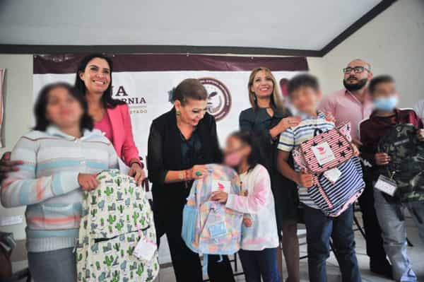 Reciben mochilas y útiles escolares hijas e hijos de mujeres privadas de la libertad