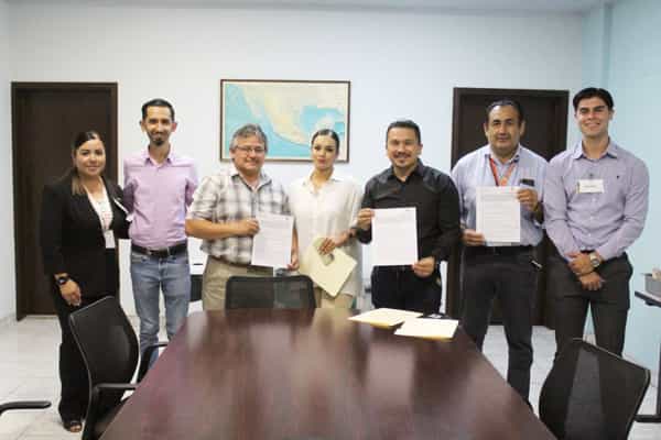 Unen esfuerzos CECYTE BC y Fábrica Crown en beneficio de estudiantes