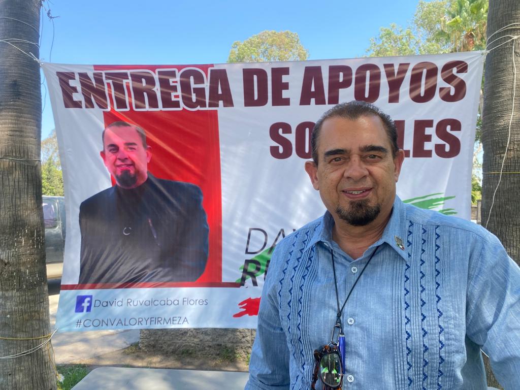 Entrega Regidor David Ruvalcaba impermeabilizantes a familias