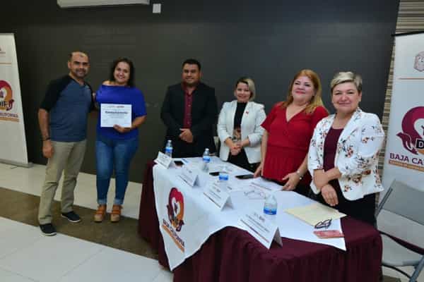 Concluye con éxito curso de escuela para las familias adoptivas de DIF Baja California