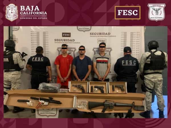 Detiene FESC a tres personas con armas, cartuchos y chalecos balísticos