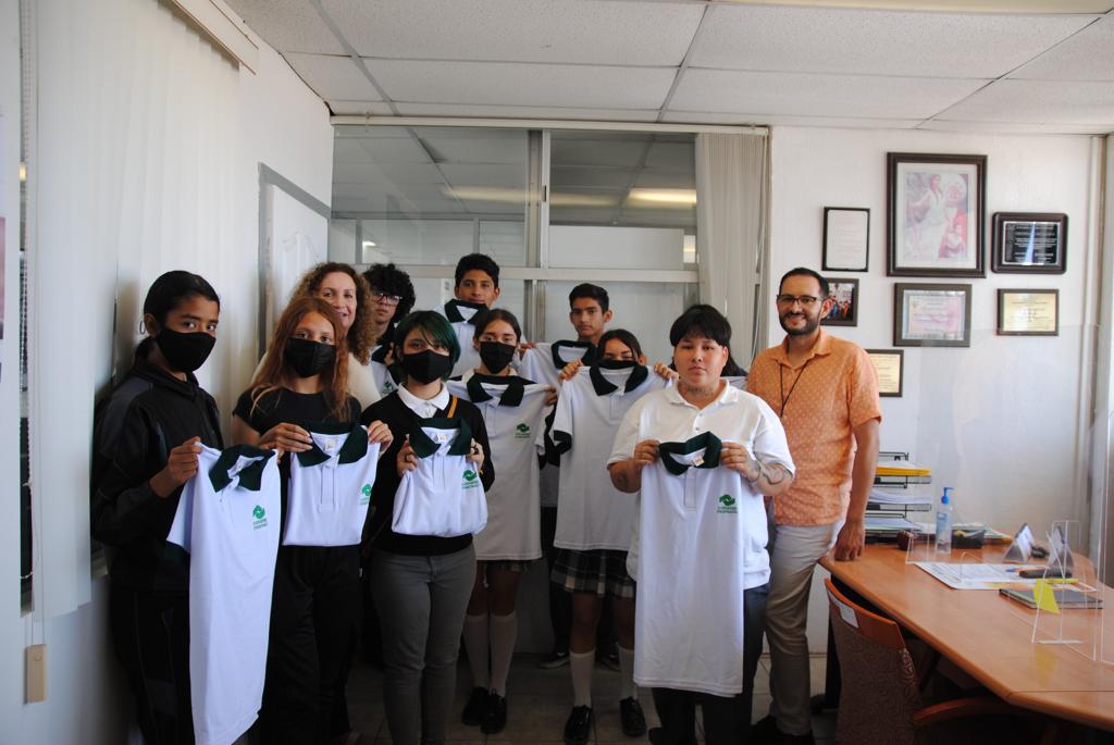 Donan uniformes a estudiantes de CONALEP plantel Ensenada