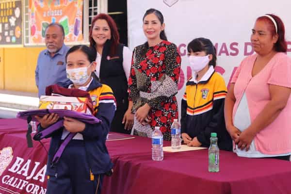 Entrega Secretaría de Educación apoyos educativos a alumnas y alumnos de Playas de Rosarito