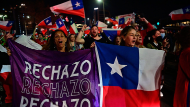 Las razones detrás del rechazo a la nueva constitución de Chile y lo que sigue