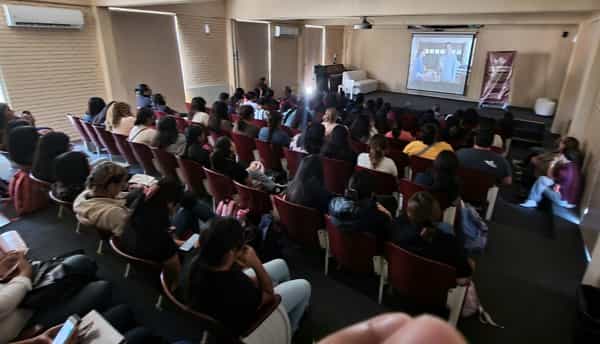 Llevan ciclo de cine “Las diferencias nos enriquecen” a la escuela normal “Profesor Jesús Prado Luna”