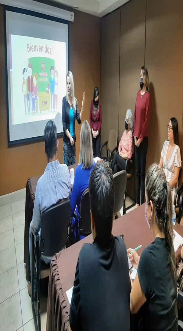 Participan familias en primera capacitación de familias de corazón