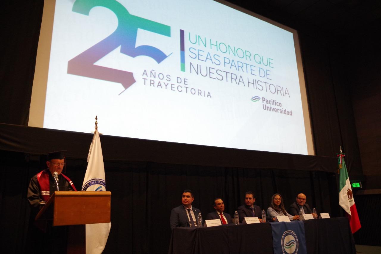 Celebra pacífico universidad graduación de licenciados, maestros e inicio de 25 Aniversario