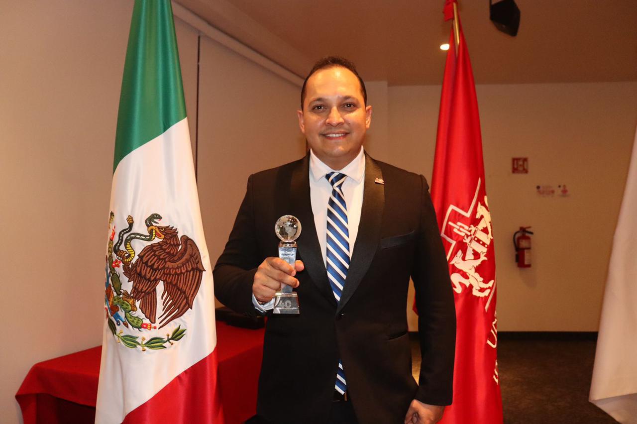 Maestro Conrado Macfarland es reconocido por la universidad iberoamericana Tijuana