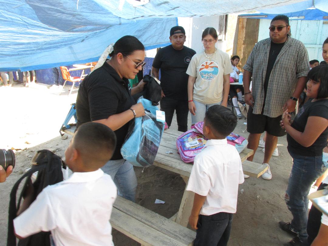 CUT entrega mochilas y útiles escolares a niños de educación básica