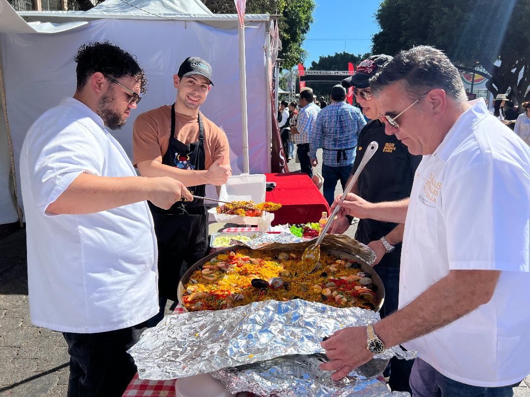 Disfrutan personas de ambos lados de la  frontera Festival de la Paella y el Vino 2022