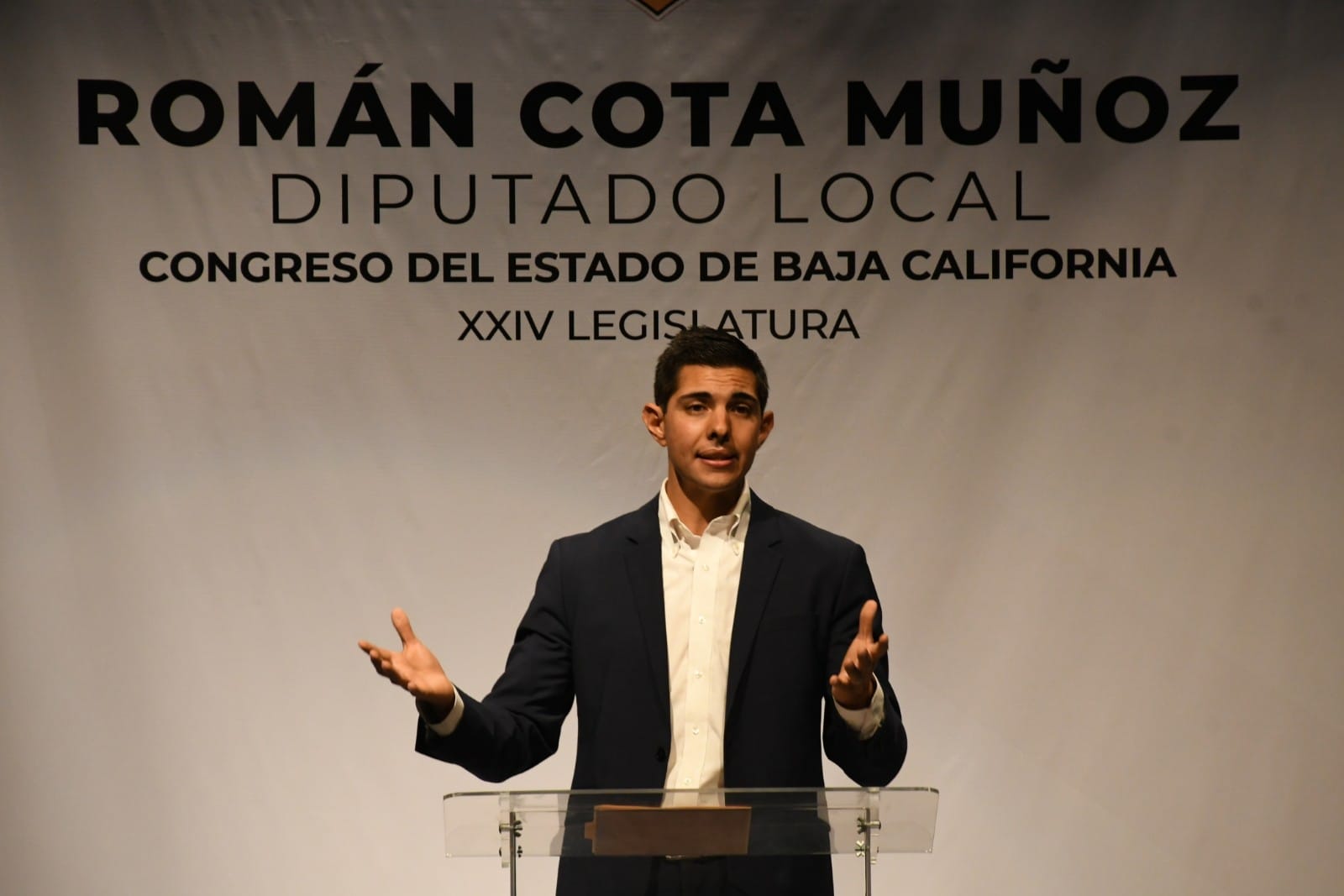 Rinde informe de labores diputado Román Cota en teatro universitario de Tecate