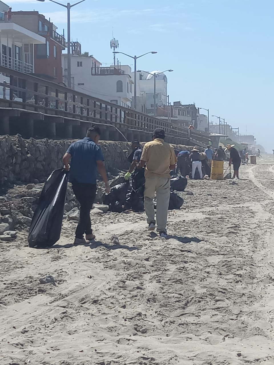 XXIV Ayuntamiento y vendedores ambulantes realizan jornada de limpieza en el malecón de Playas de Tijuana