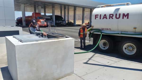 Refuerza FIARUM labores de suministro de agua en puntos de auxilio vial