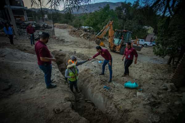 Supervisa director de CESPTE obra de alcantarillado sanitario en la colonia Rincón Tecate