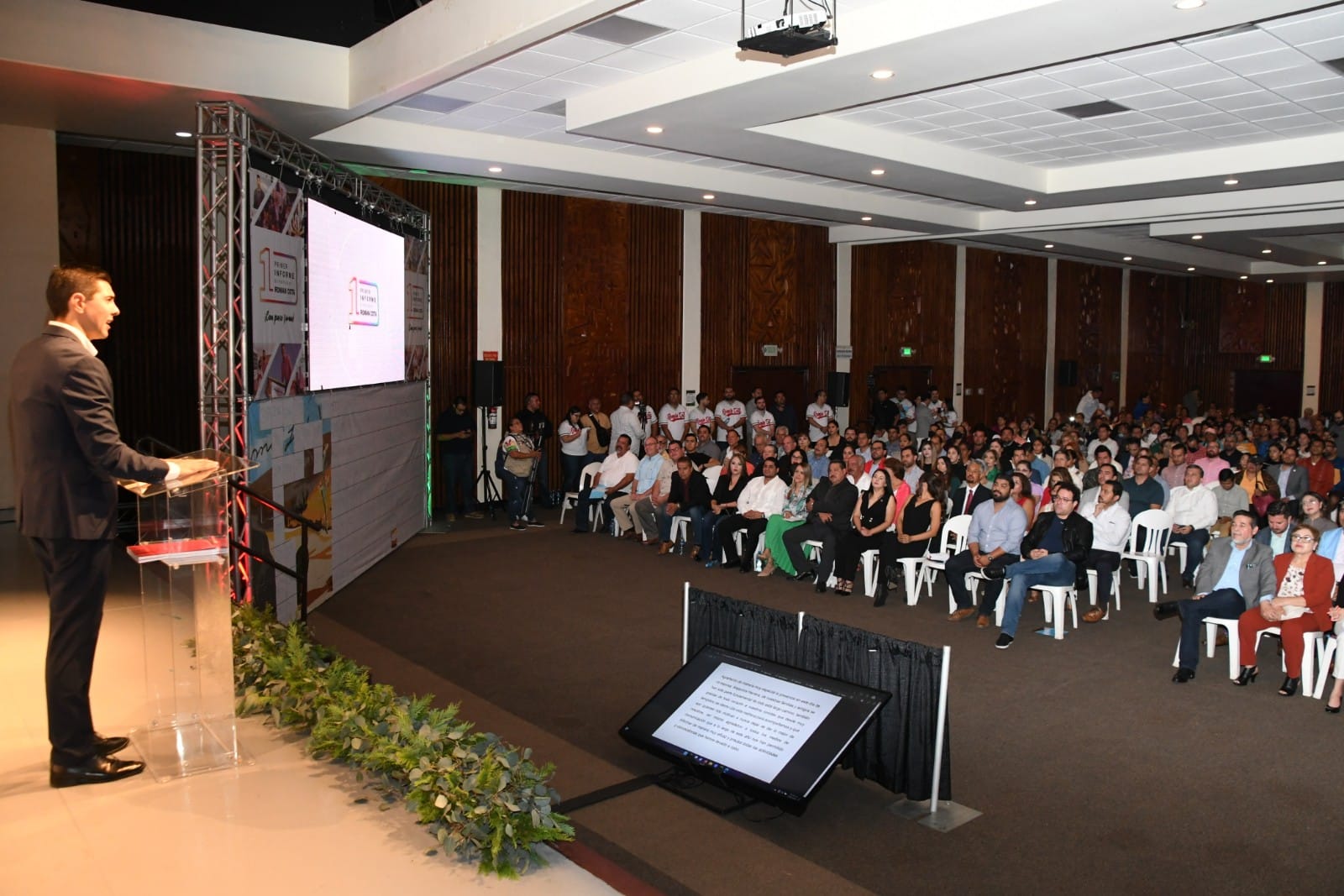 Rinde informe de labores Diputado Roman Cota en teatro universitario de Tecate