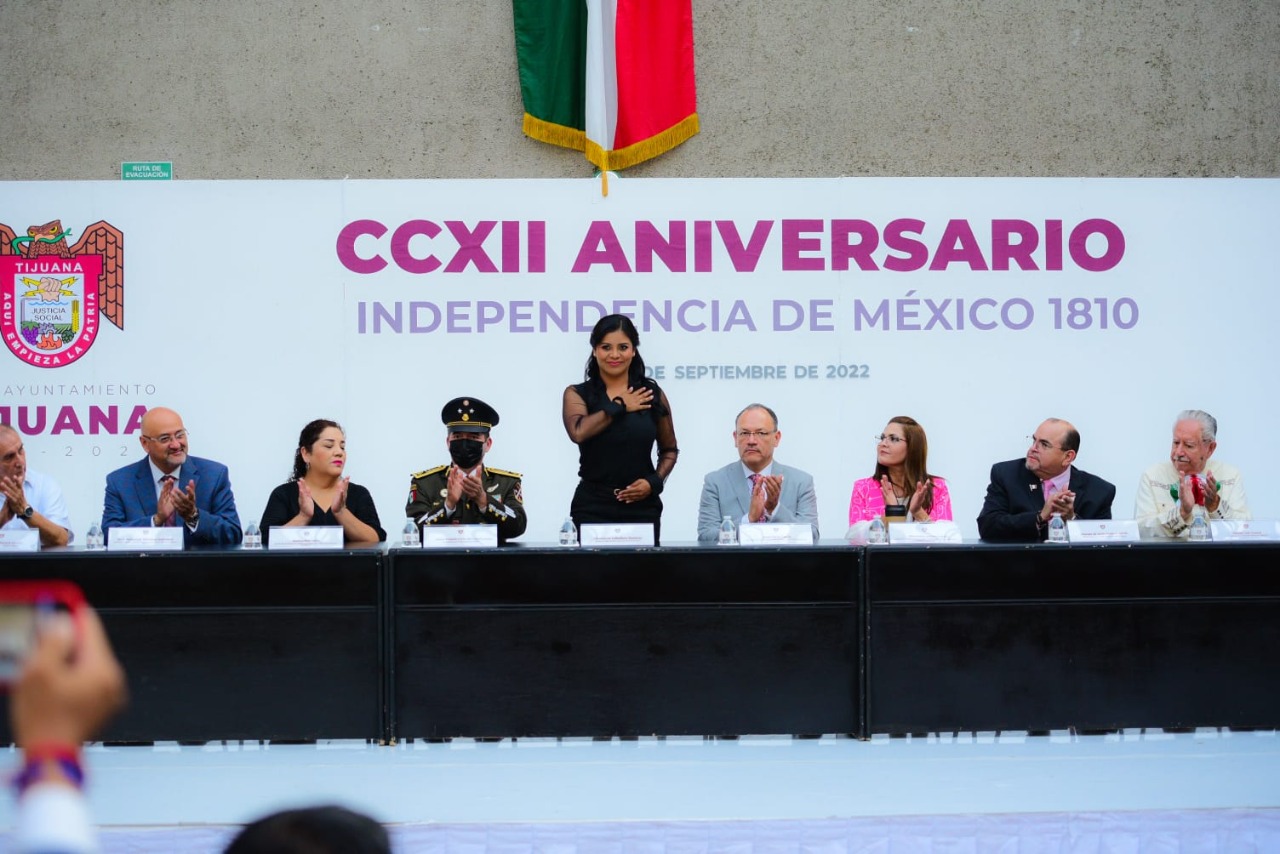 Monserrat Caballero preside ceremonia conmemorativa por el 212 aniversario de la independencia de Mexico