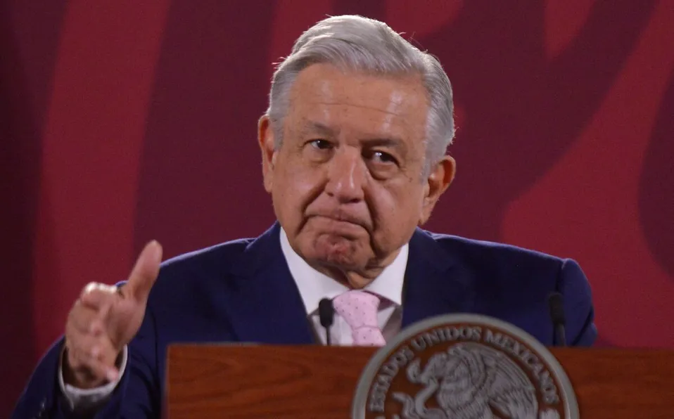 AMLO anuncia reunión con el SAT para revisar pago de impuestos pendiente de empresas