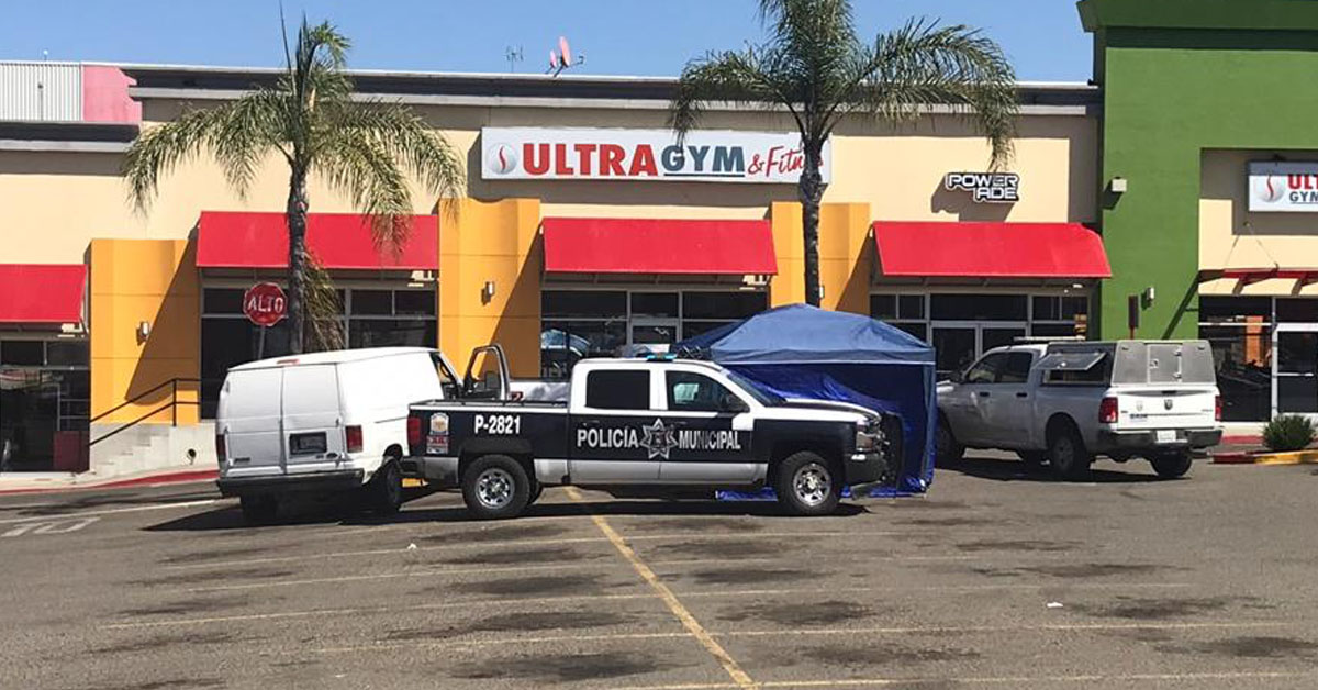 Ejecutan a dos personas frente a plaza Loma Bonita