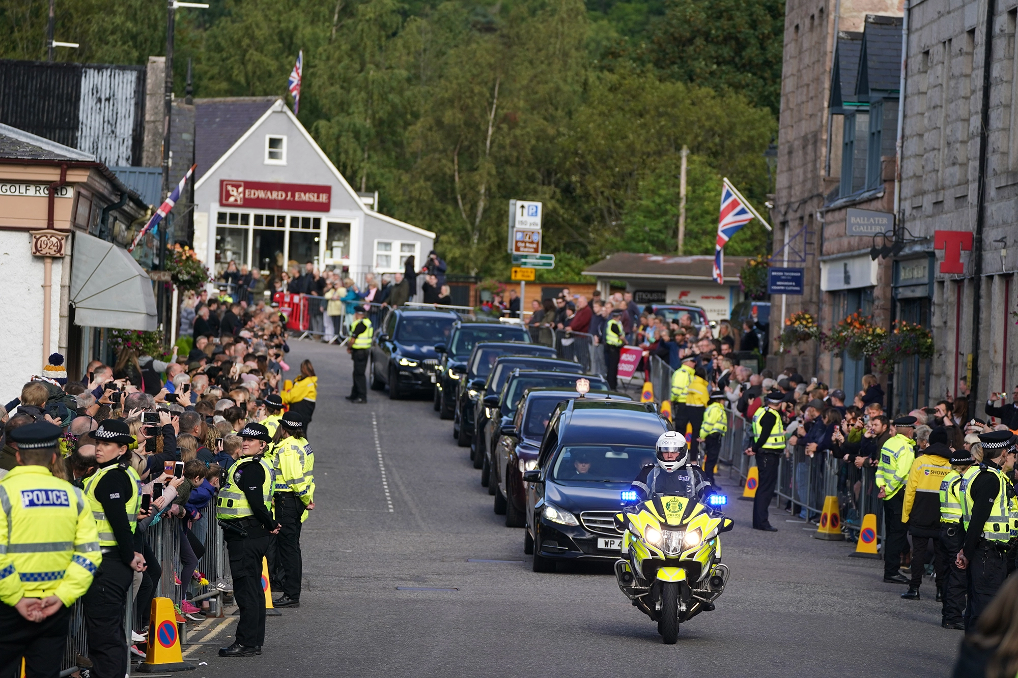 El féretro de roble de la reina Isabel II llega a Edimburgo