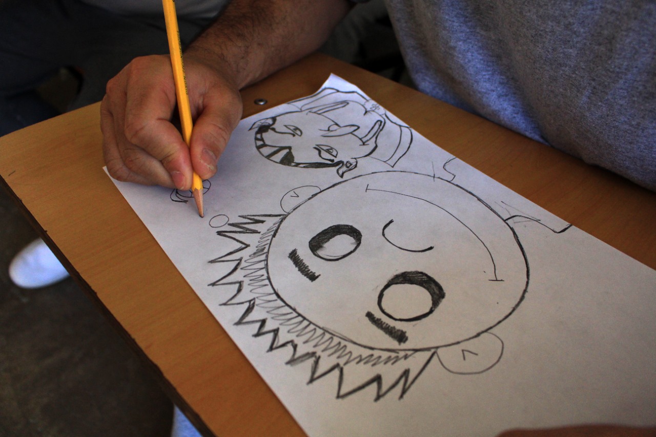 Aprenden técnica de la caricatura alumnos del taller de dibujo en el centro penitenciario de Tijuana