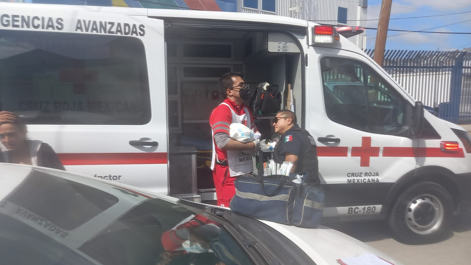 Policías de Tijuana brindan auxilio a recién nacido y su madre