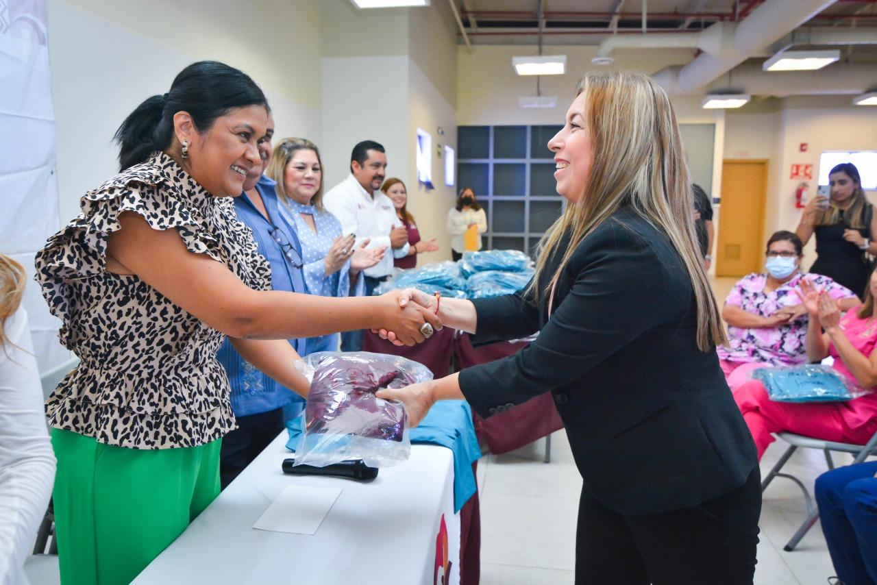 Entrega DIF Baja California uniformes al personal del albergue temporal de Mexicali