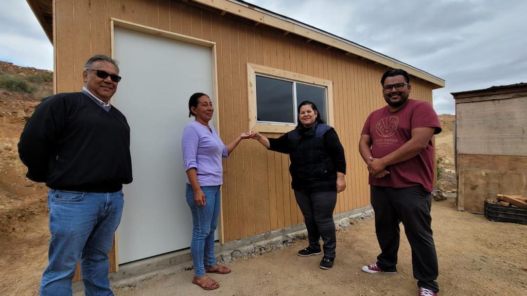 Evangelina Moreno hace entrega de las llaves de una nueva casa en apoyo a las familias del 5to distrito