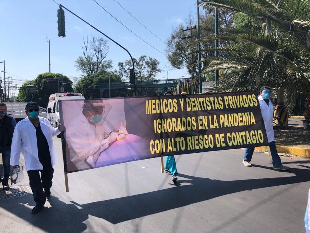 Ante amparo de médicos privados, AMLO cuestiona si es justo y moral vacunarlos