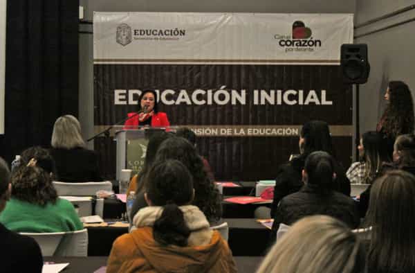 Capacitan en crianza compartida a agentes educativas del estado