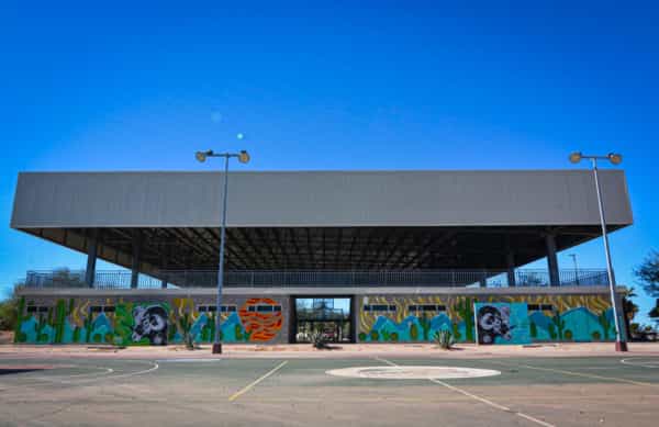 Muestran su talento jóvenes del Albergue Mexicali con mural en Polideportivo