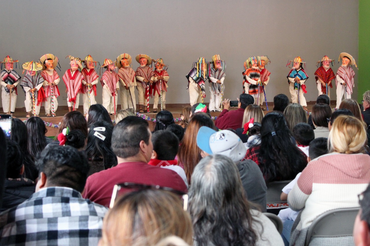 Participan preescolares de Ensenada en primera muestra de bailes regionales