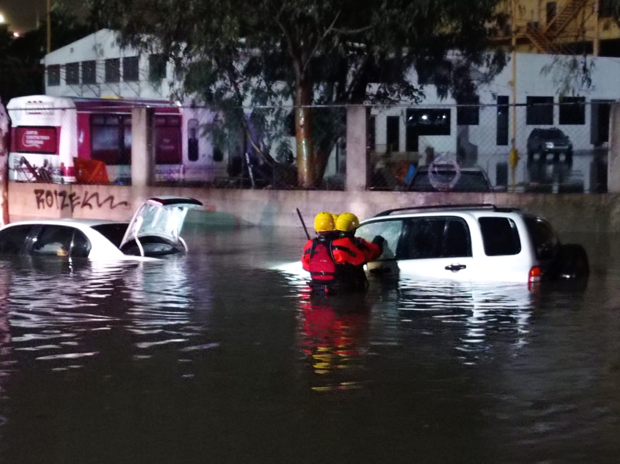 Atiende bomberos 100 reportes por lluvias del martes