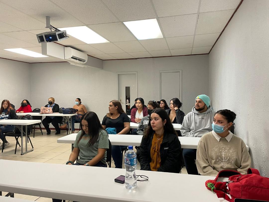 Orientan a jóvenes para elegir carreras universitarias de manera acertada