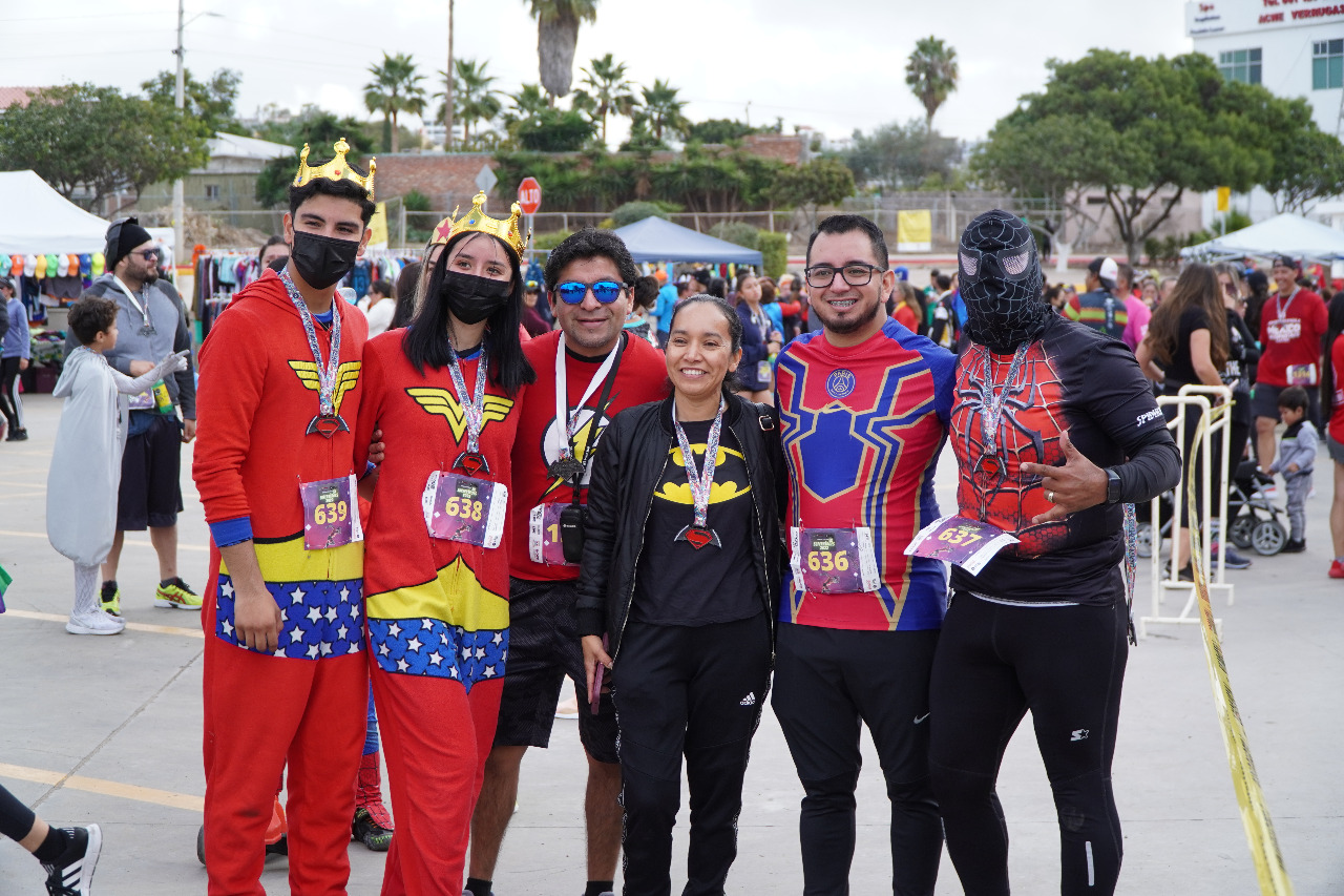 Participan rosaritenses en carrera atlética “5k superhéroes 2022”