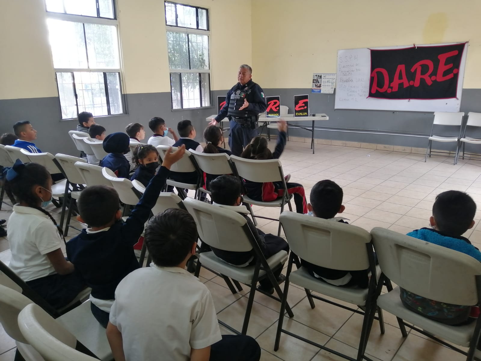 Policías de Tijuana imparten programa DARE en escuela primaria