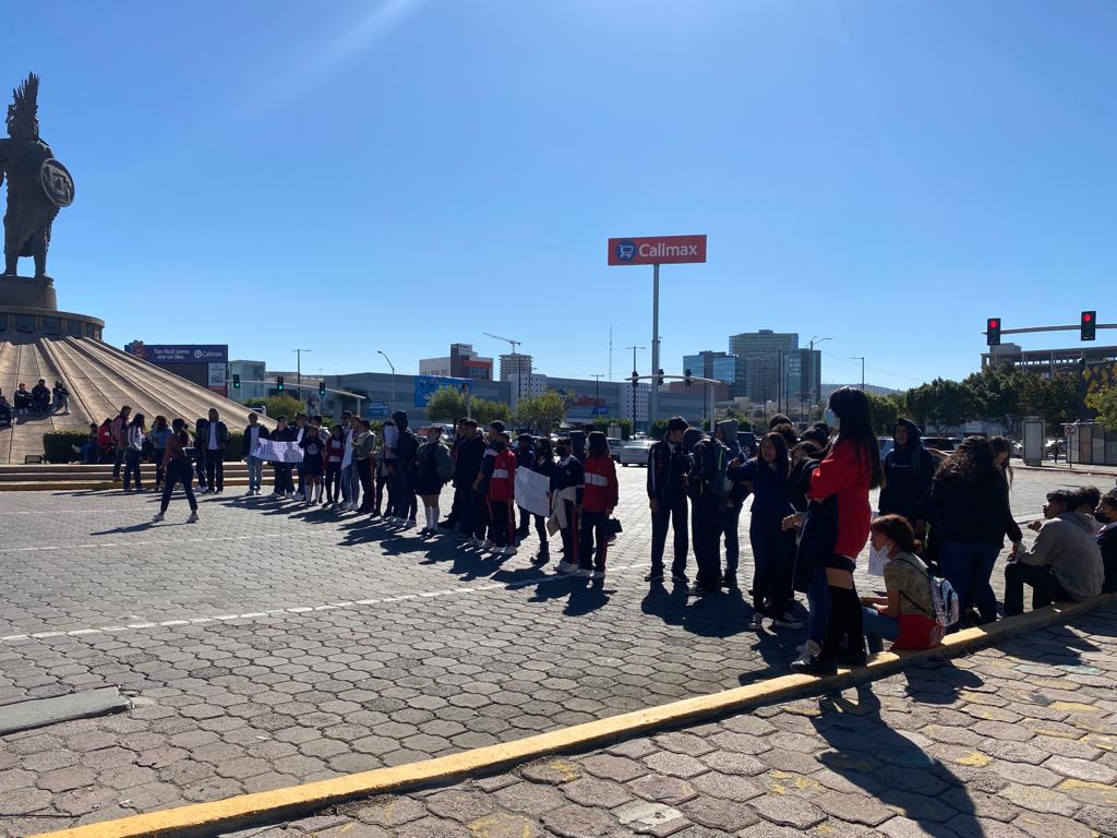 Estudiantes se manifiestan y exigen al gobierno mejor atención a las problemáticas educativas