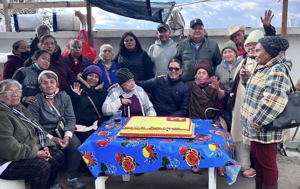 Festeja Regidor José Cañada posada con adultos mayores