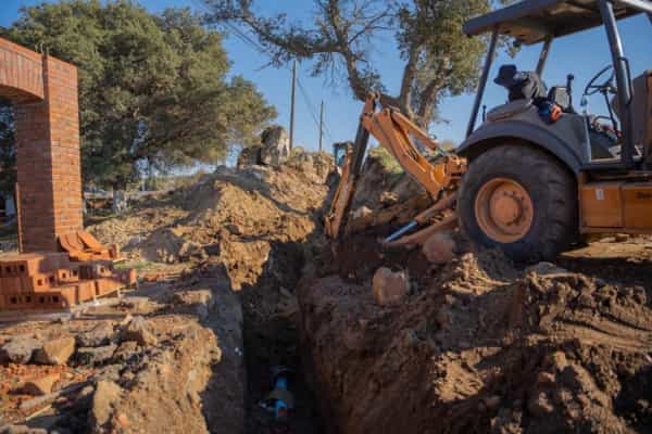 Inicia CESPTE trabajos de introducción de red de agua potable en escuela de zona rural