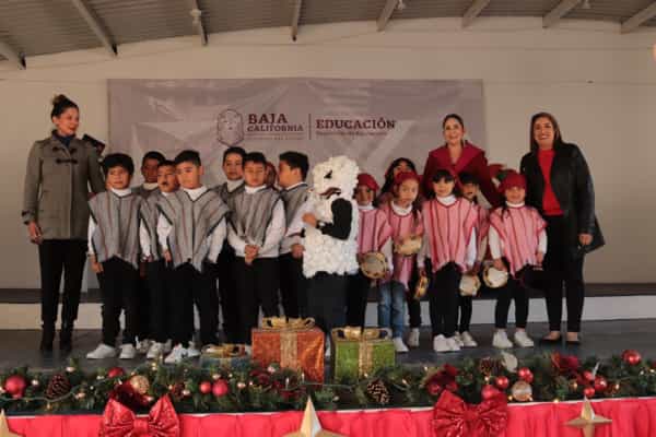 Participan alumnos de educación básica en muestra de coros navideños