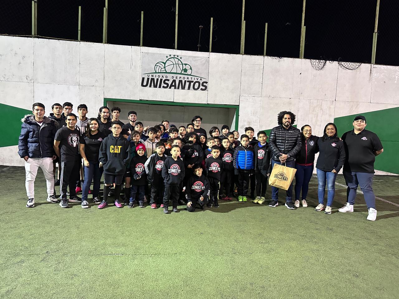 Da Joshua Ábrego plática y consejos a alumnos de la Academia de Fútbol de Zonkeys