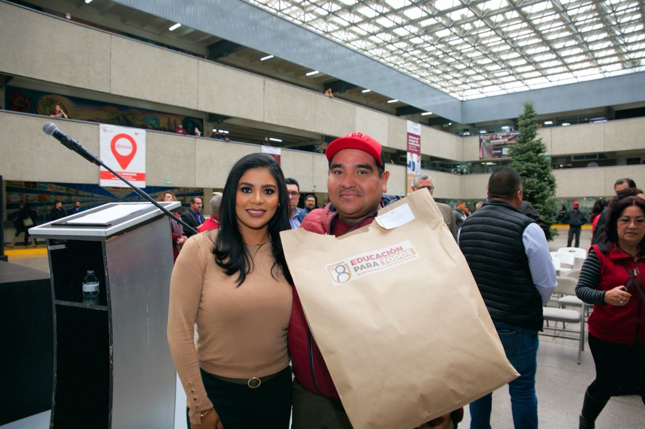 Ayuntamiento entrega uniformes a personal de apoyo a la educación