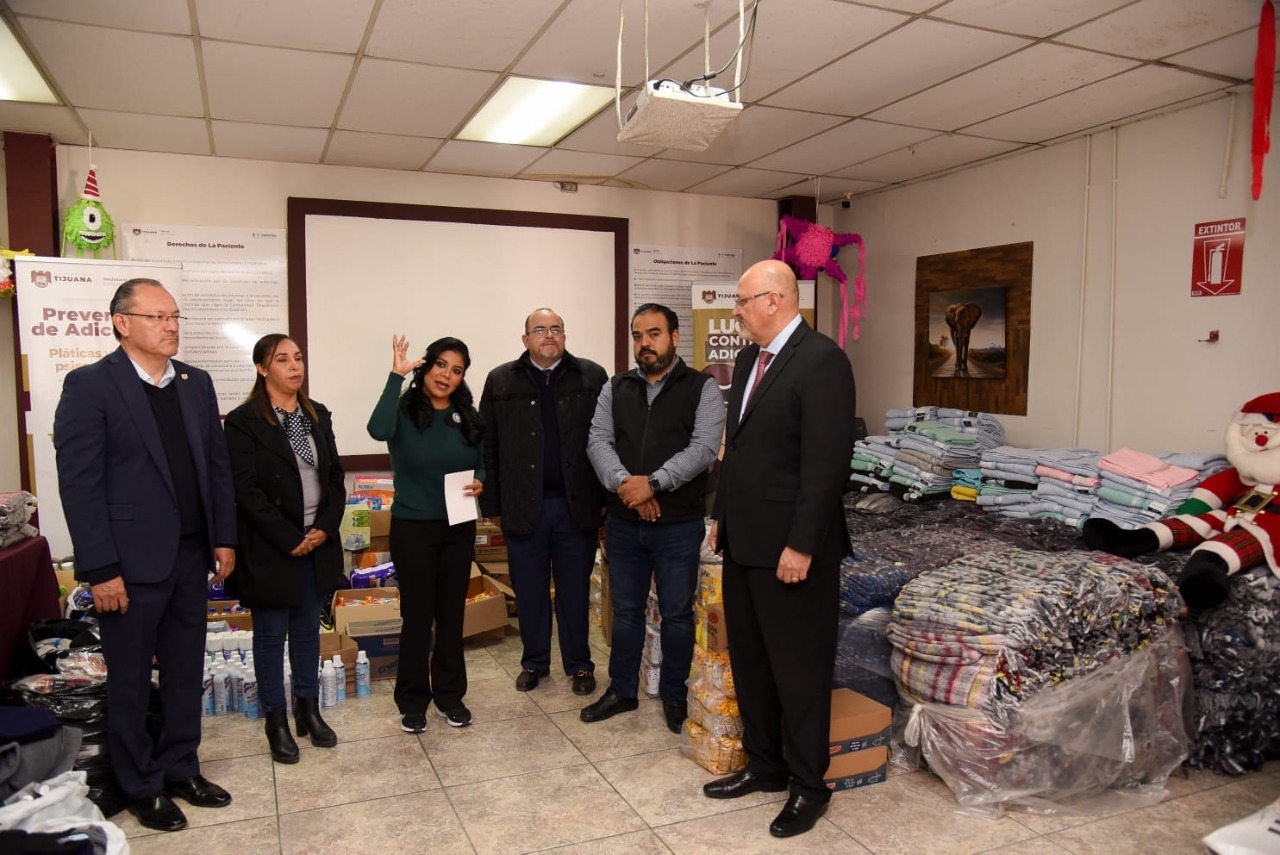 Alcaldesa entrega donativo a COTRRSA mujeres ante escasez de suministros en fin de año
