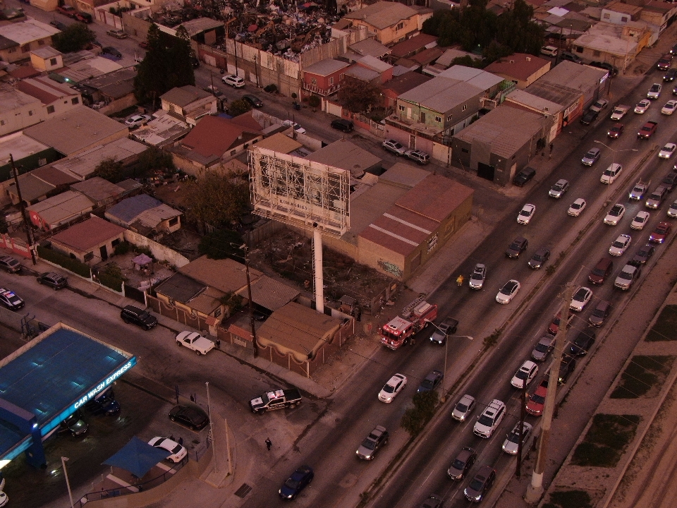 Policía Municipal de Tijuana, Bomberos y UMAS, rescatan a hombre que pretendía suicidarse