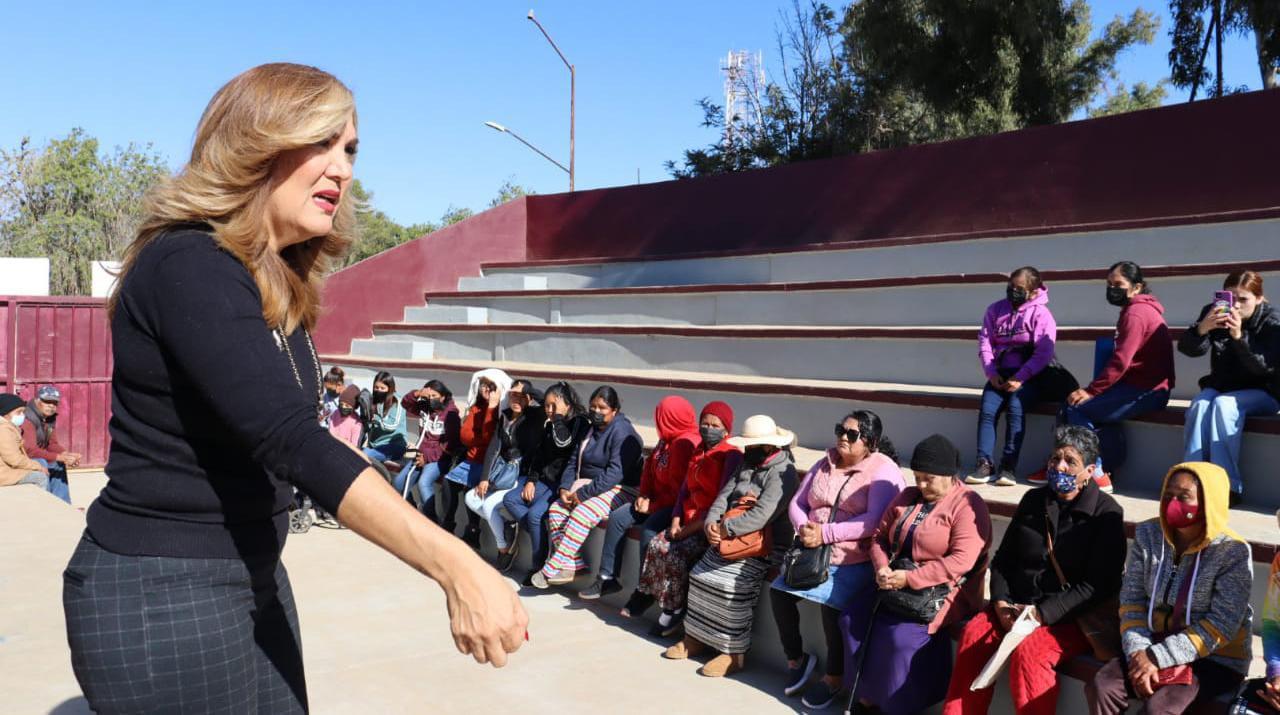 Entrega Secretaría de Inclusión Social apoyos a niñas, adolescentes, mujeres adultas y personas con discapacidad en San Quintín