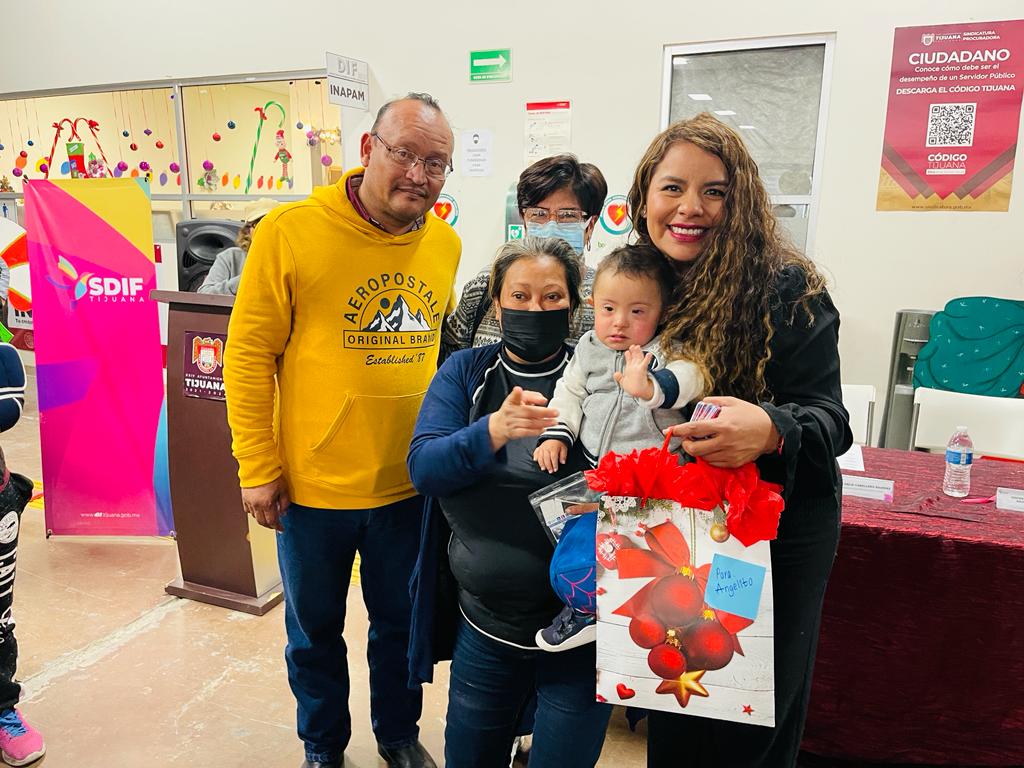 Entrega patronato del SDIF 500 tarjetas de regalo a familias vulnerables