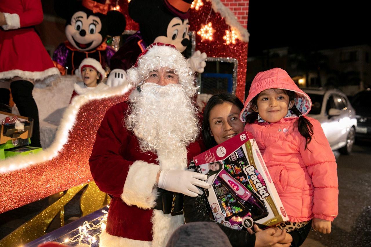 Calles del centro se vistieron de navidad con desfile