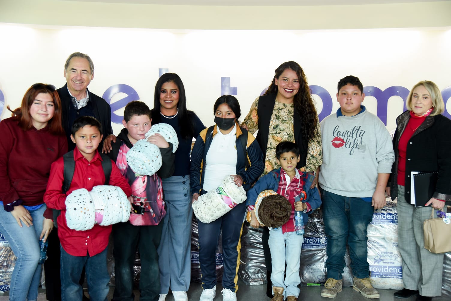 XXIV Ayuntamiento y museo interactivo el trompo entregan cobijas a niños de comunidades vulnerables