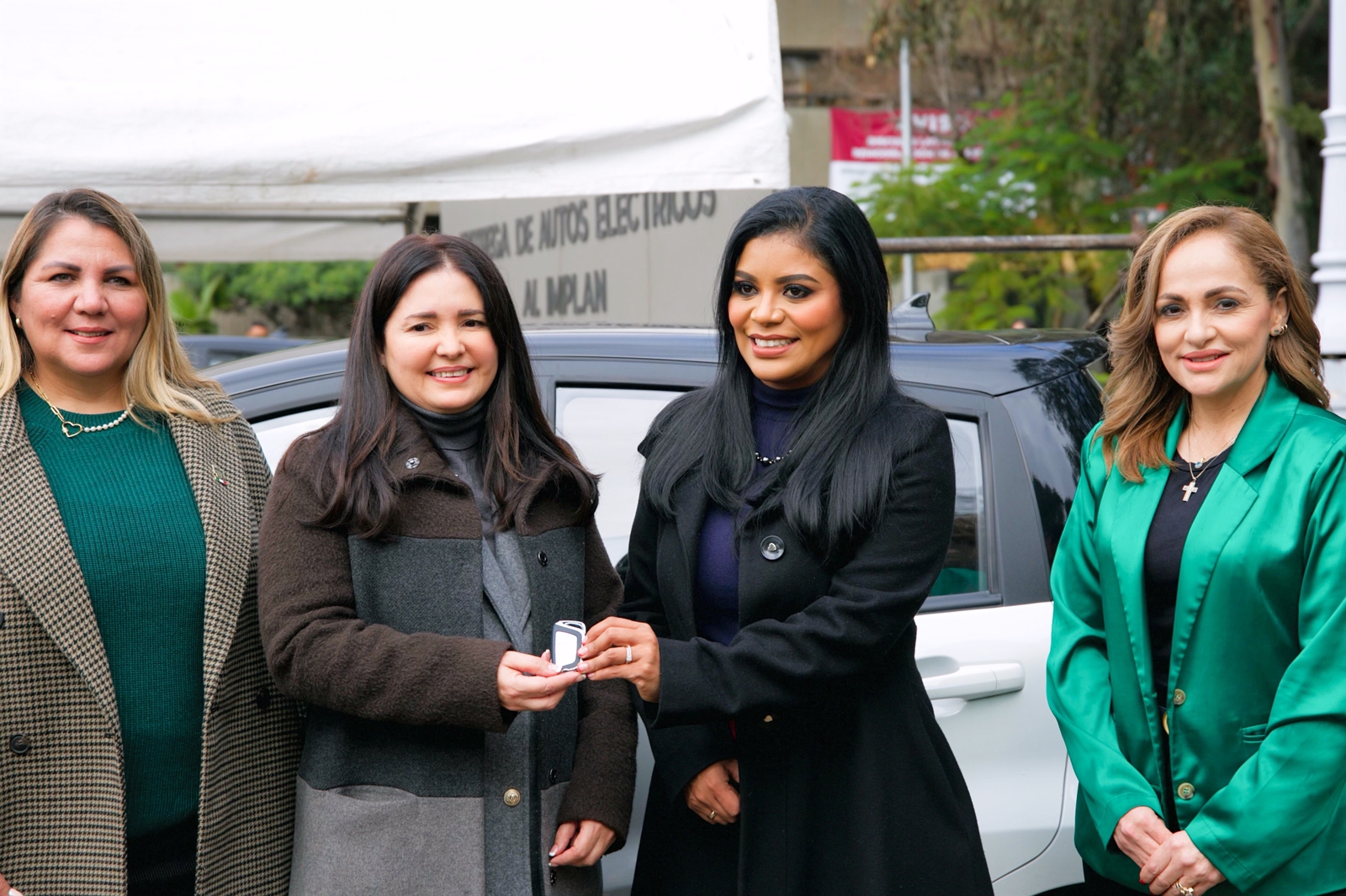 Alcaldesa Montserrat Caballero entrega dos vehículos eléctricos al implan