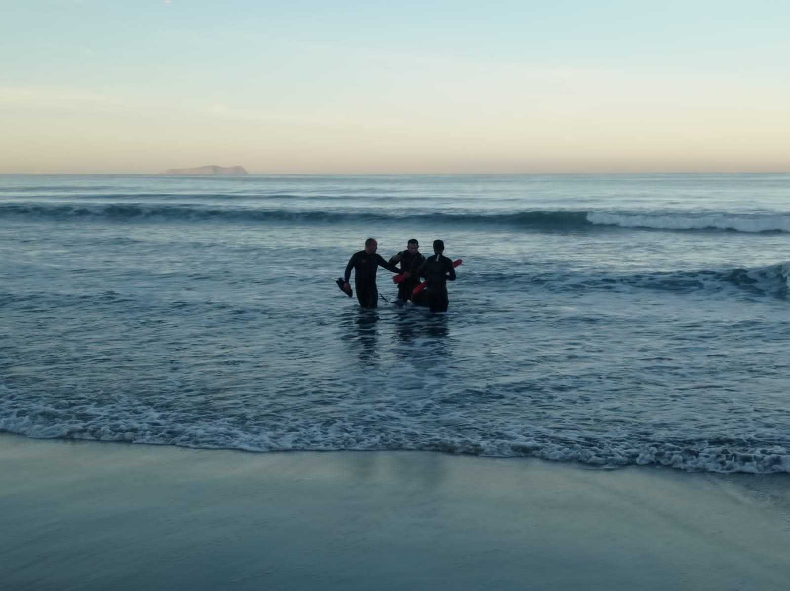 Salvavidas de Tijuana rescataron a dos hombres de ahogarse en el mar