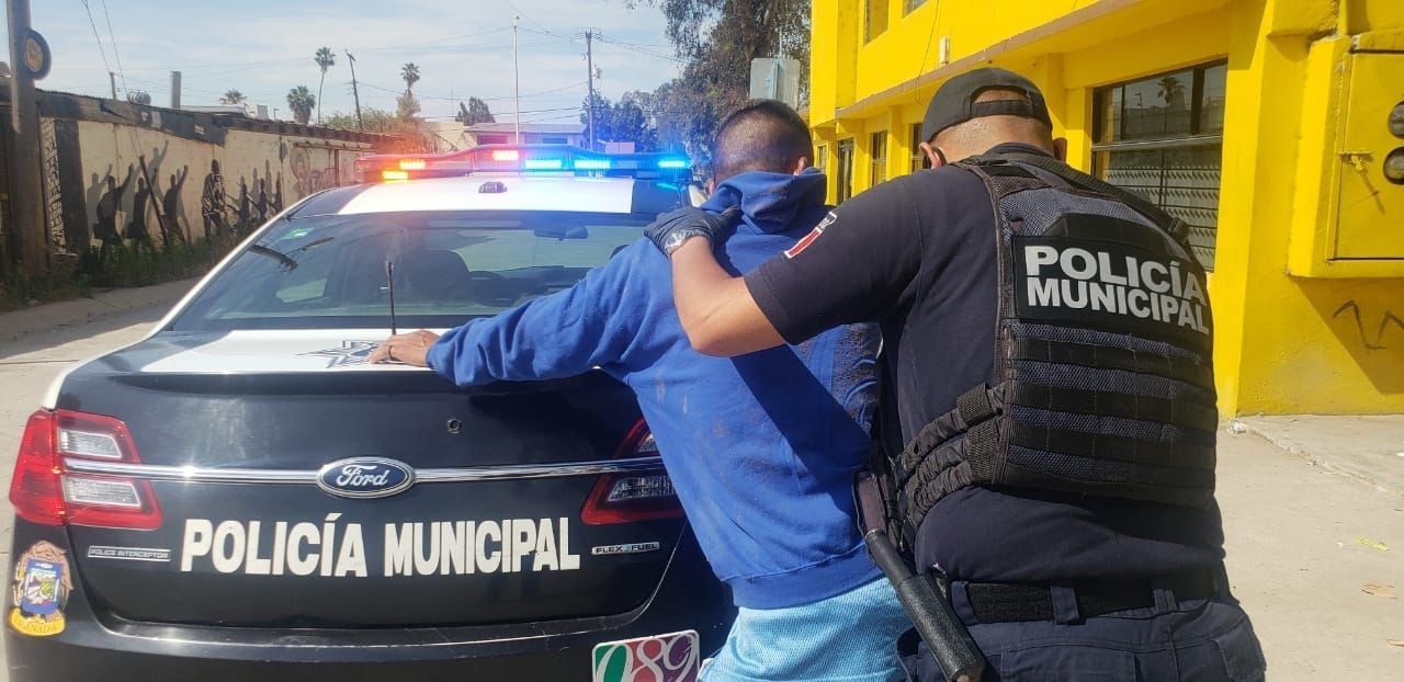 Capturado masculino por el delito de robo de vehículo, daños a propiedad ajena, manejar vehículo de motor en estado de ebriedad y bajo sustancias que impidan o perturbe su adecuada conducción